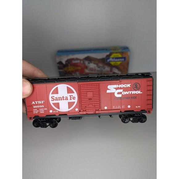 HO Athearn Santa Fe ATSF 16988 40' Shock Control Box Car w/ Kadees Metal Wheels - Picture 2 of 6